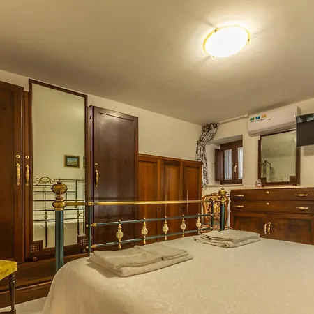 Vicolo Della Cattedrale 3*